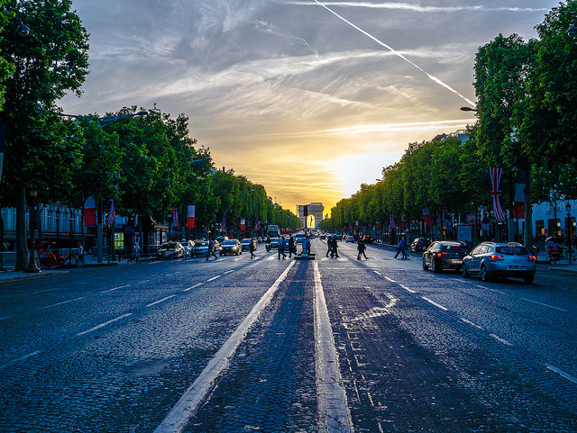 Les Champs Elysées et l'Arc de Triomphe Tour de France Yann Caradec.jpg