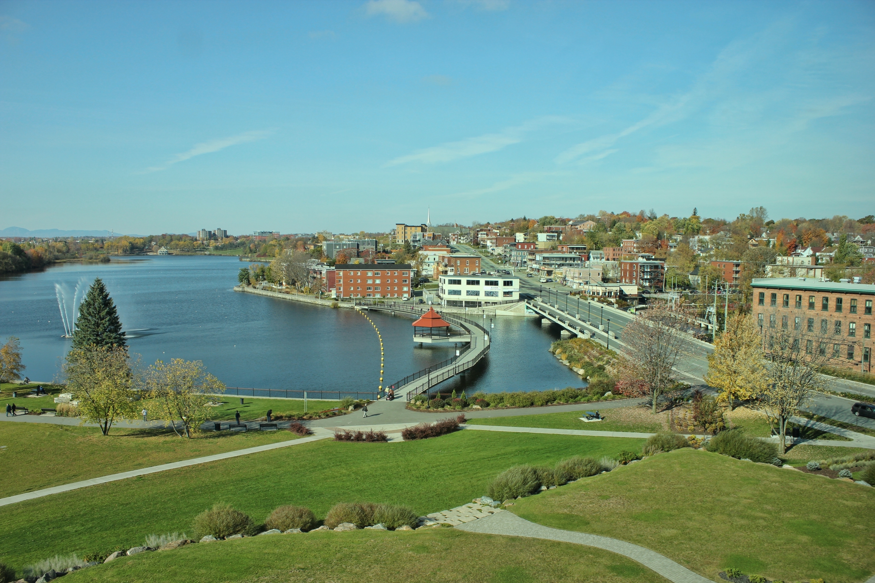 Vue aérienne du centre ville de Sherbrooke avec la rivière Magog